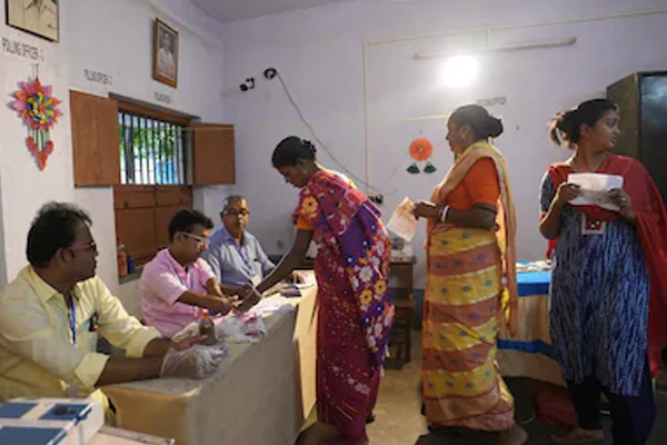 तीन राज्यांमध्ये मतदानाला सुरुवात