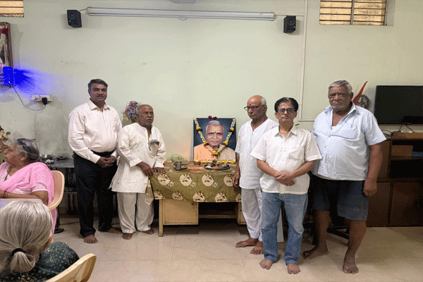 आश्रमातील आश्रितांसोबत साजरा केला स्मृतिदिन
