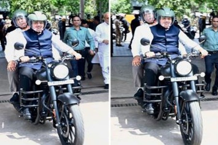 मुख्यमंत्री बुलेटवरून आले अन् मंत्री चालत निघाले!