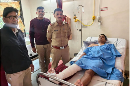 भरधाव ट्रकने पाेलिस बॅरिकेड उडवले