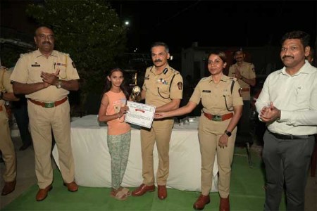 पोलिसांकडून गुणवंत विद्यार्थ्यांचा गौरव