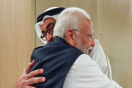 VIDEO अबूधाबीमध्ये F-16 च्या सुरक्षा कवचात मोदींची ग्रँड एंट्री!