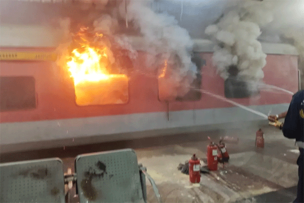 रेल्वे प्रवासाला आगीचे ग्रहण! जयपूर एक्स्प्रेसचा एसी डबा जळून खाक! VIDEO