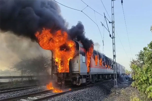 Massive Fire on Rajdhani Express Massive Fire on Rajdhani Express