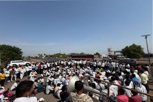 Pune Solapur highway protest 