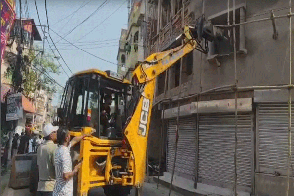 'बंगाल'मध्ये आता बुलडोझर दादाची 'दंगल'!