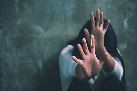 तिच्यावर धावत्या वाहनात 'लैंगिक' अत्याचार