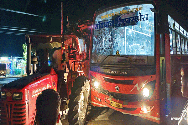 बस ट्रॅक्टरची टक्कर! ट्रॅक्टर चालक, वाहक गंभीर जखमी