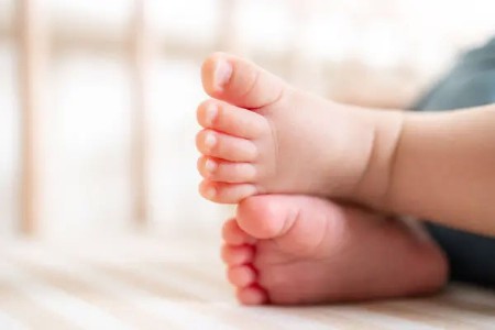 आठ महिन्यांच्या चिमुकलीला आईने पाजले ॲसिड!