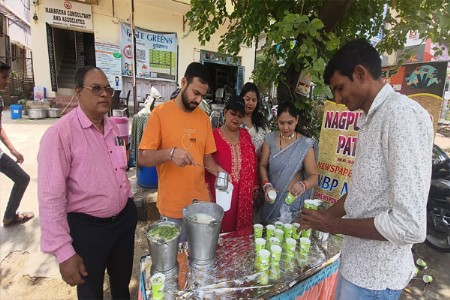 बुद्ध जयंतीनिमित्त कामगार व प्रवाशांसाठी थंडगार ताक वाटप