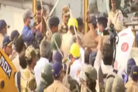 वांद्र्यात बुलडोझर कारवाई, दगडफेक, पोलिसांचा लठीचार्ज, धरपकड