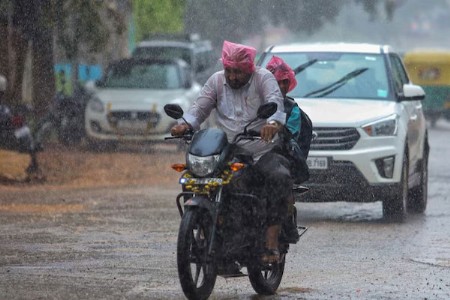 दुचाकीवरून जाताना वीज कोसळली, तरुण जागीच ठार