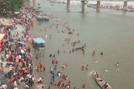 गंगा स्नानादरम्यान ५ भाविकांचा मृत्यू