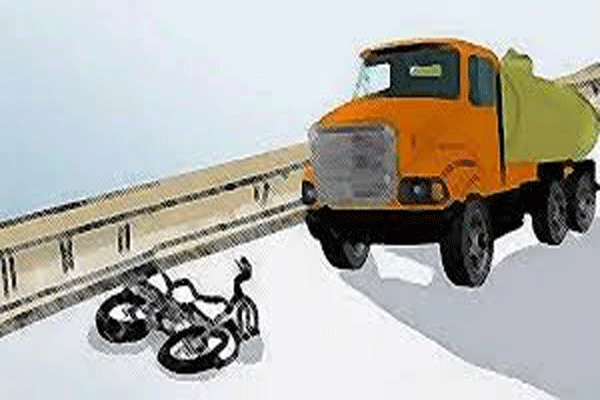 टिपरने दुचाकीस्वारांना चिरडले