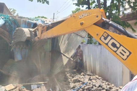 35 वर्षांपासून असलेल्या अतिक्रमित घरावर चालला बुलडोझर