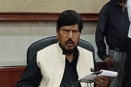 मनोज जरांगे माझे मित्र, पण तेही कलाकार… आठवलेंचा मिश्कील टोला