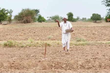 शेतकऱ्यांचे मान्सूनकडे लक्ष