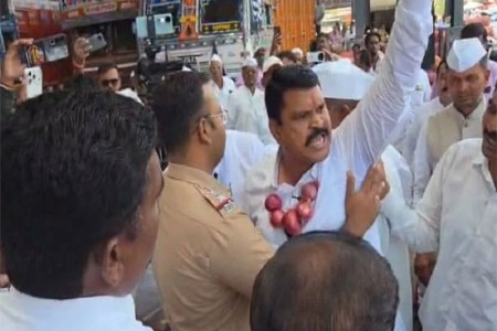 शेतकऱ्यांच्या वेदनांवर राजकीय कलगीतुरा