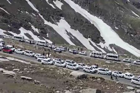 पर्यटकांच्या उत्साहाला महाजामची शिक्षा!