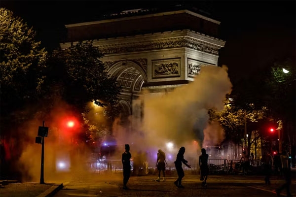 Riots in Paris after victory
