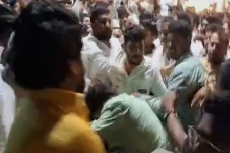 पडळकर आणि रोहित पवारांचे कार्यकर्ते तुटून पडले