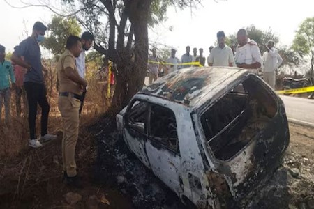 कार जळून खाक ड्रायव्हरचाही मृत्यू