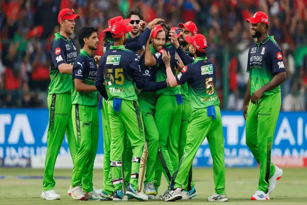 IPLच्या मध्यात RCBला झटका! स्टार खेळाडू अचानक परतला मायदेशी