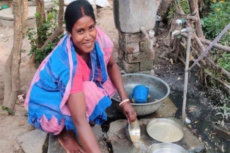 लोकांकडे भांडी घासणारी बनली ‘लोकप्रतिनिधी’