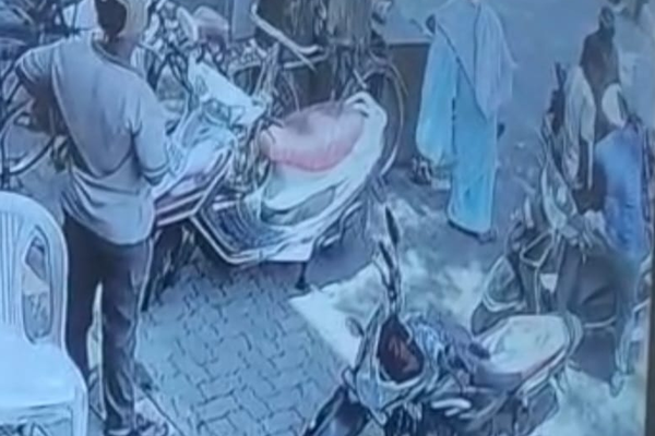 two wheeler lakh rupees looted