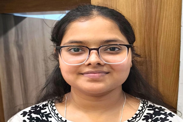 Karina Thakur 12th commerce topper Pulgaon,