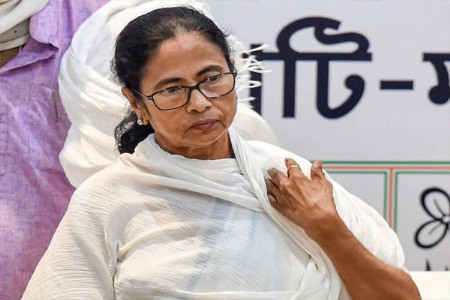 ममतांच्या निवृत्त अधिकाऱ्यांना कार्यालयात 'नो एन्ट्री'