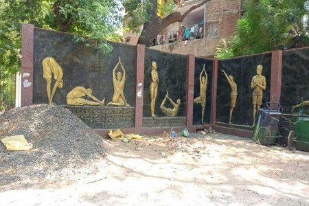 समाज भवन परिसरात कचऱ्याचे साम्राज्य! नागरिक त्रस्त