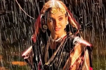 १२ तास पाण्यात राहून चित्रपट शूटिंग