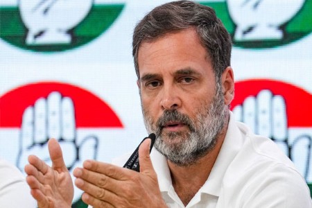 राहुल गांधींच्या दुहेरी नागरिकत्व वाद थांबेना!