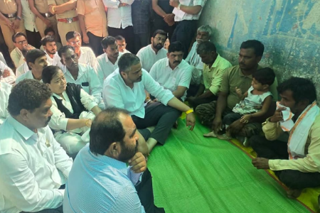नराधमाने अत्याचार केलेल्या चिमुकलीच्या परिवाराला आ.रोहित पवारांची भेट