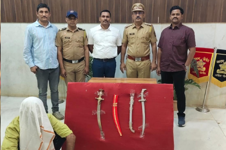 वाकद येथून दोन तलवारीसह आरोपीस अटक