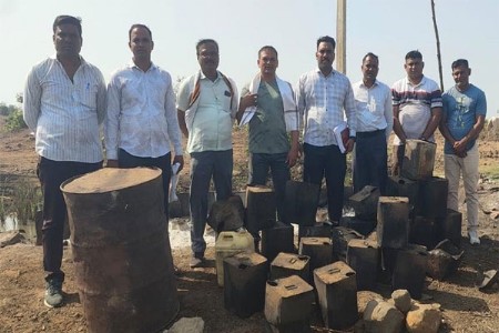 मोहगव्हाण येथील गावठी दारु अड्यावर छापा