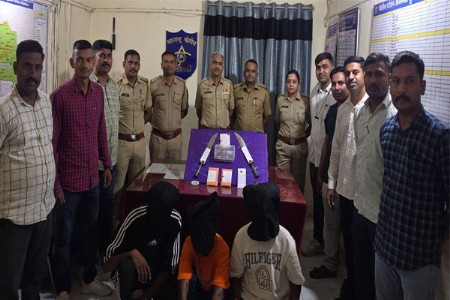गावठी बंदूक, काडतुसे व तलावारी जप्त