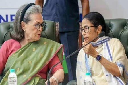 डळमलेल्या ममतांना काँग्रेसचा 'हात'भार