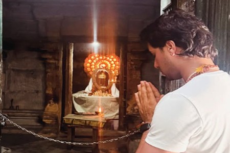 यूके दौऱ्याआधी शर्माचा शिवमंदिरात 'अभिषेक'