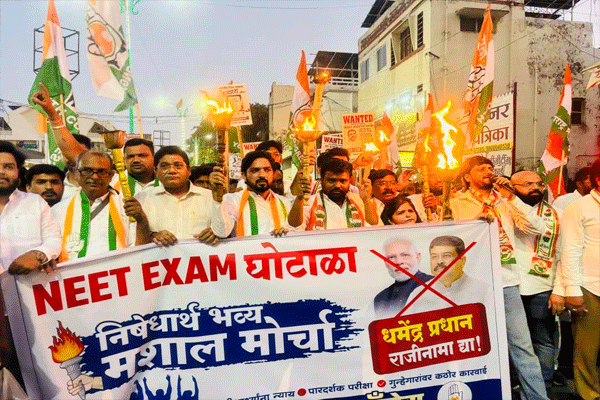 वर्धेत नीट पेपरफुटीच्या निषेधार्थ युवक काँग्रेसचा मशाल मोर्चा