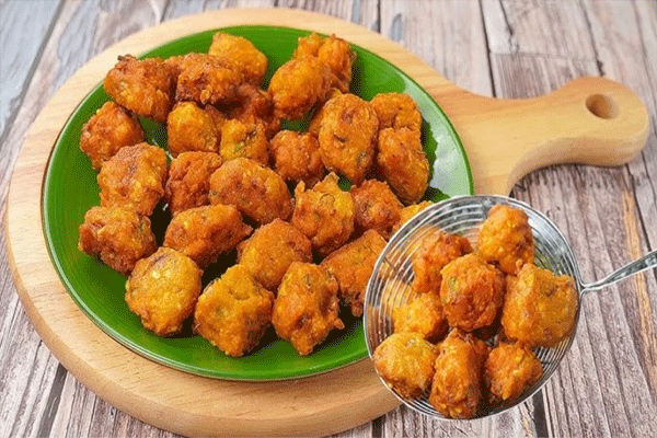 सुरू झालाय पावसाळा ट्राय करा मुंगडाळ पकोडा
