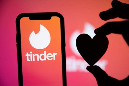 टिंडरवर प्रेमाच्या शोधात महिला न्यायाधीशांना ५२ लाखांचा गंडा