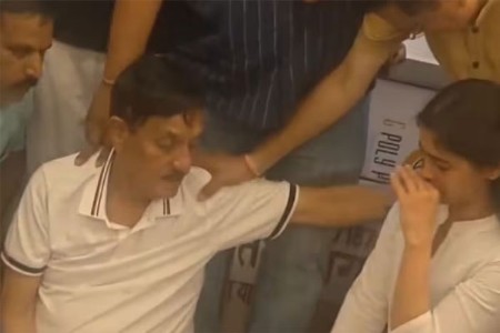 गुरूंच्या पार्थिवासमोर ढसाढसा रडली मनू भाकर