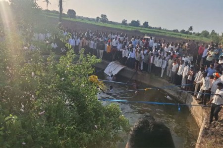 भीषण अपघात... भरधाव टेम्पो विहिरीत कोसळून १४ जणांचा मृत्यू