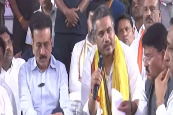 Pandharpur farmer protest Rohit Pawar protest, Girish Mahajan statement
