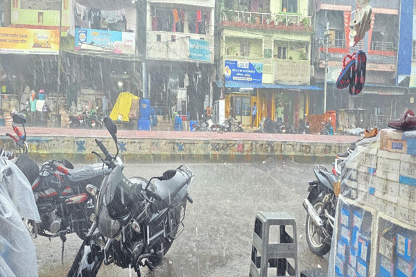 धारणीत मुसळधार पावसाची हजेरी
