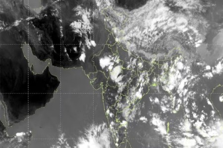 वादळाच्या चक्रात अडकला मान्सून