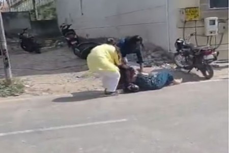 हॉटेलबाहेर नाट्यमय राडा; पत्नी–प्रेयसीमध्ये तुफान हाणामारी! video