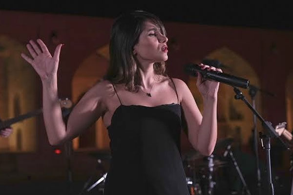 Female singer Female singer
